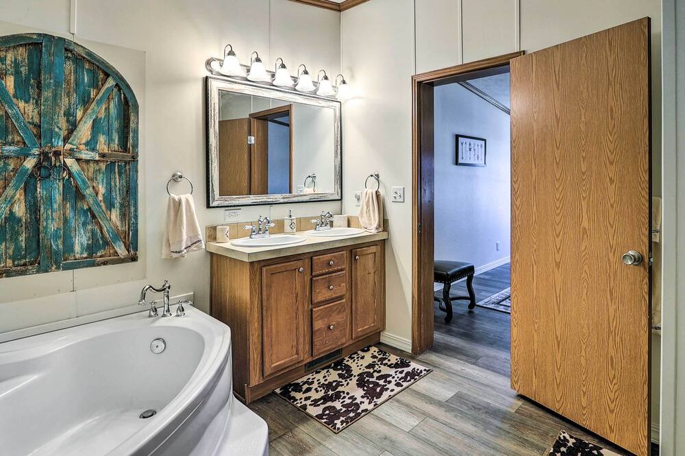 Photo of Bathroom in Elk City