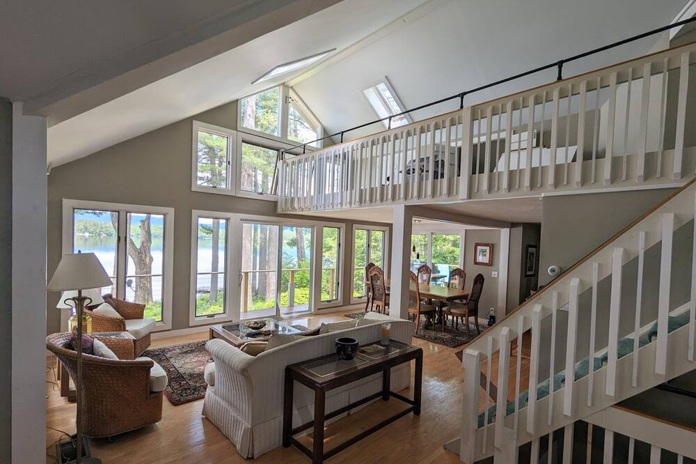 Photo of Livingroom in Center Lovell