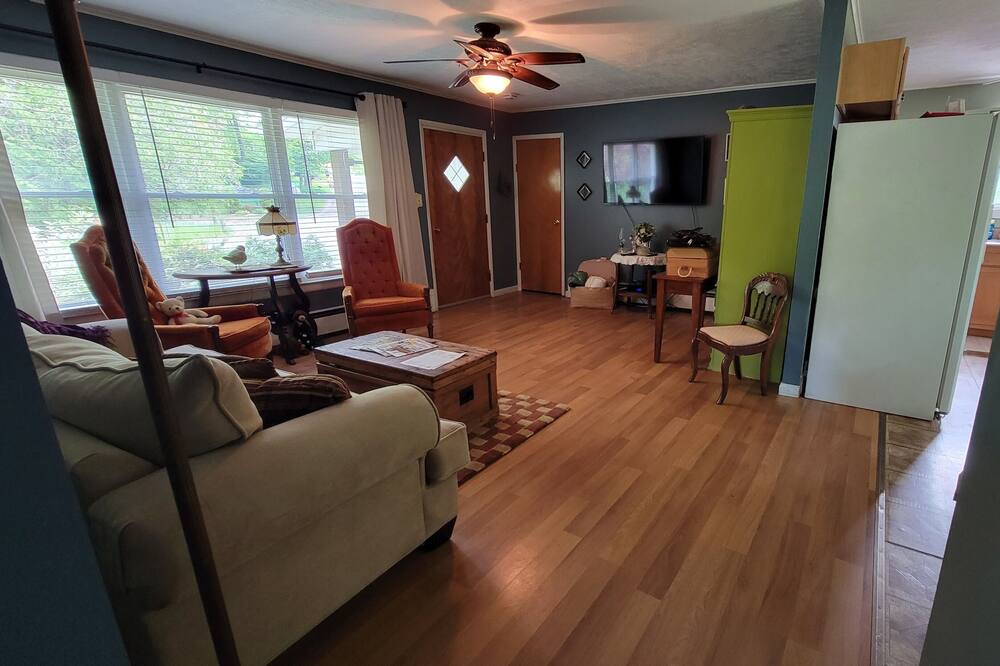 Photo of Livingroom in Queensbury