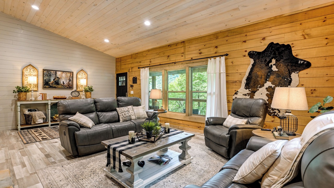 Photo of Livingroom in Cullowhee