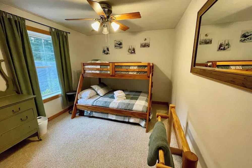 Photo of Bedroom in Oquossoc