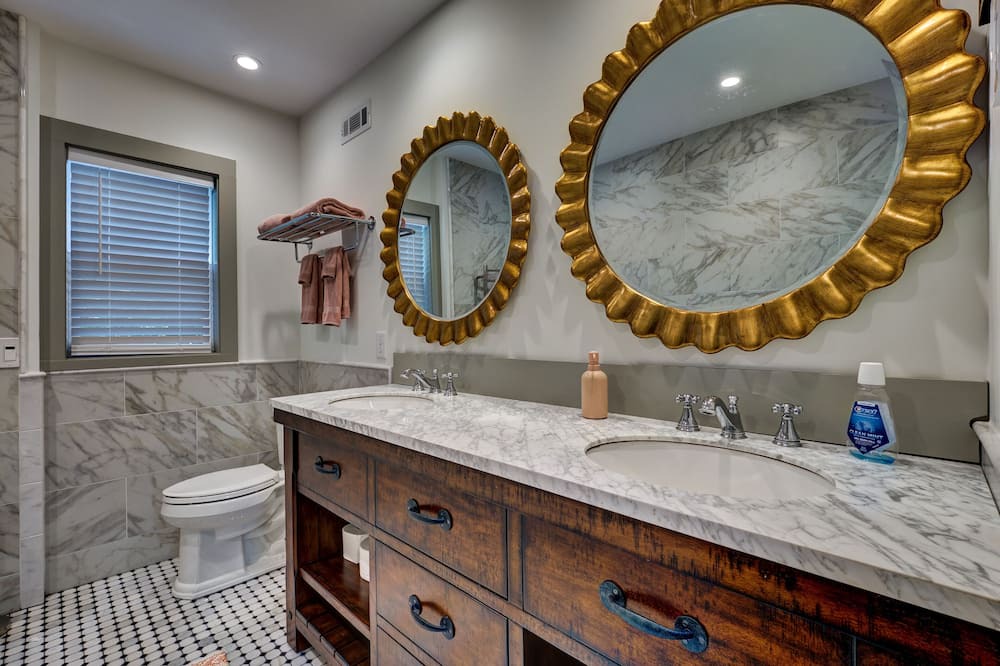 Photo of Bathroom in Highlands Hills