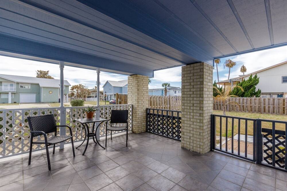 Photo of Patio Balcony in City-by-the Sea
