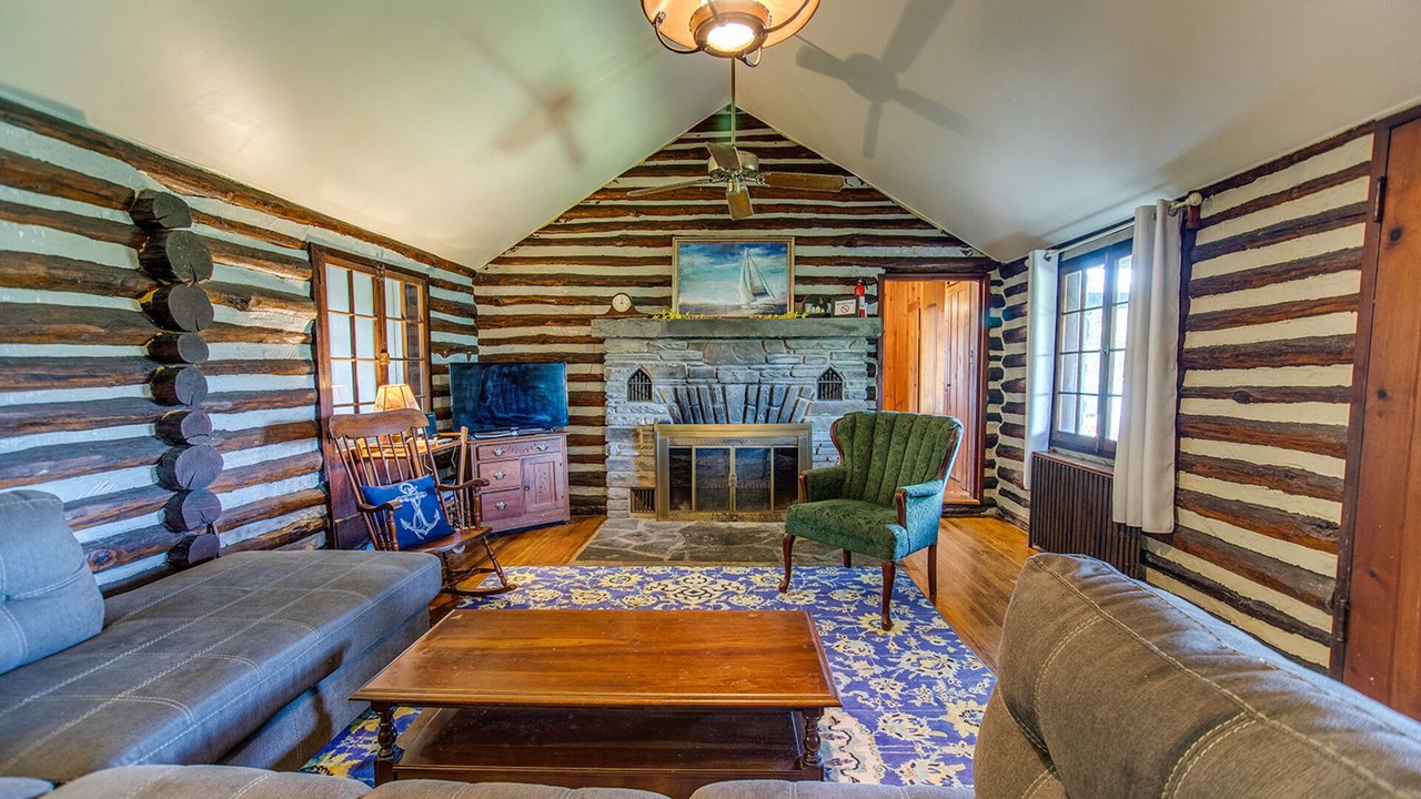 Photo of Livingroom in Town of Reading
