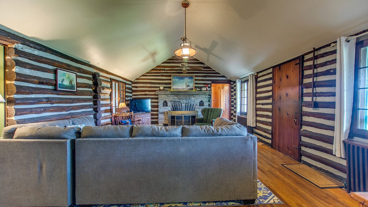 Photo of Livingroom in Town of Reading