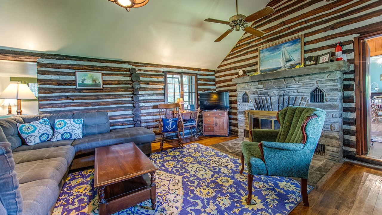 Photo of Livingroom in Town of Reading