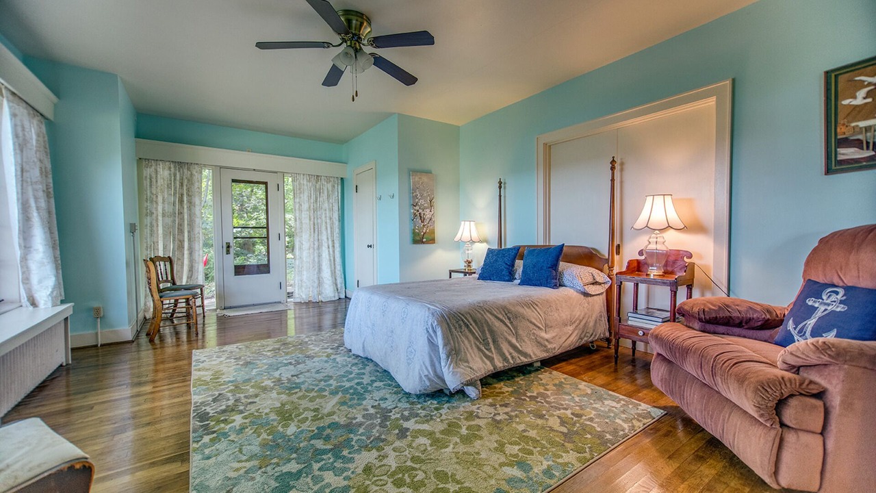 Photo of Livingroom in Town of Reading