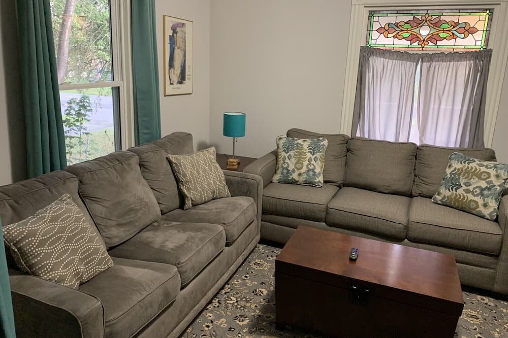 Photo of Livingroom in Back Cove