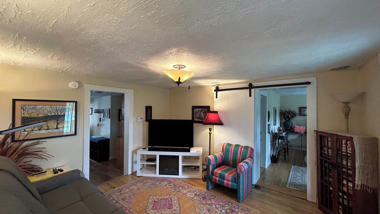 Photo of Livingroom in Town of Reading