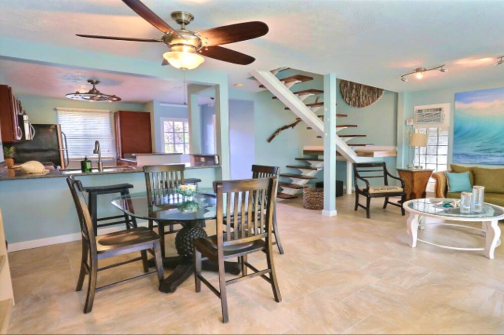 Photo of Livingroom in Downtown Lahaina