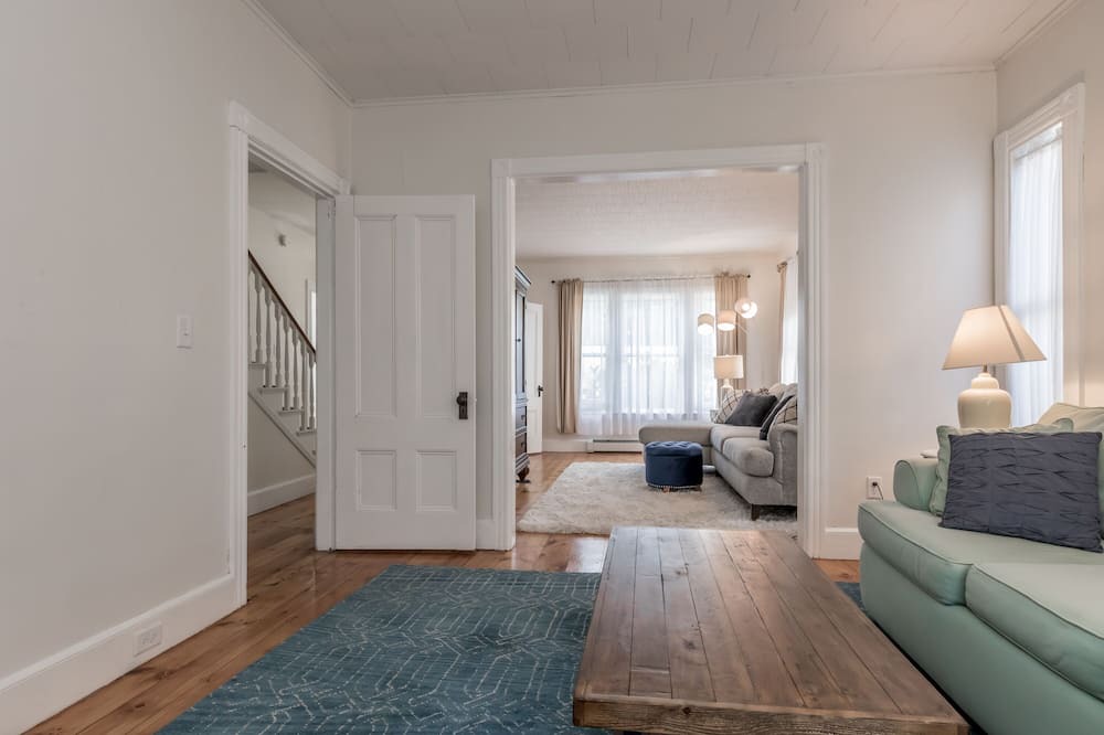 Photo of Livingroom in Loveitts Field