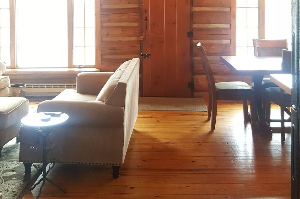 Photo of Livingroom in Ellicottville