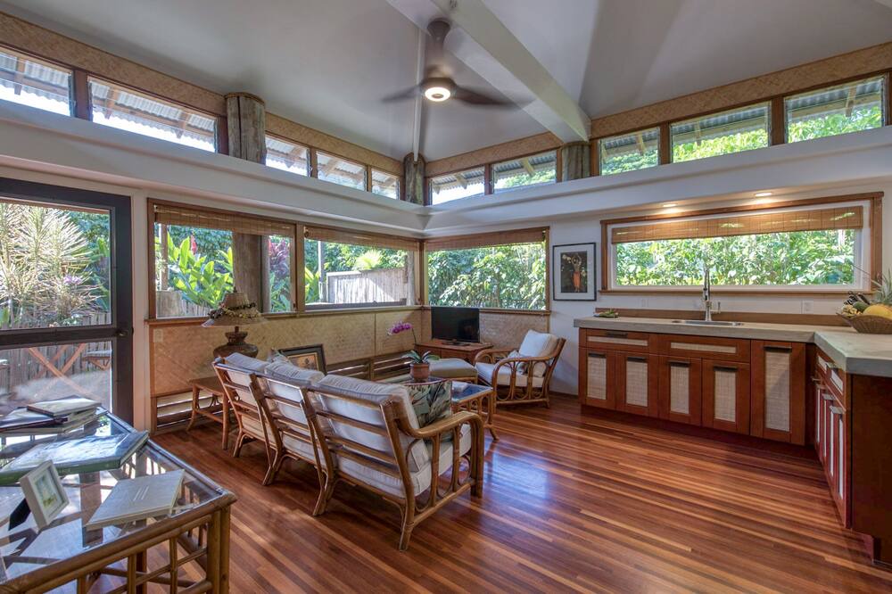 Photo of Bedroom in Historic Lahaina Front Street