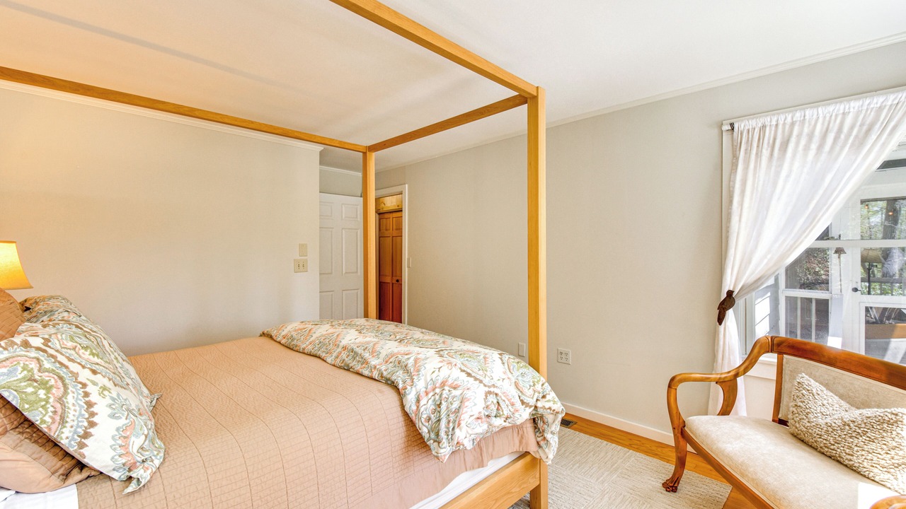 Photo of Bedroom in Mirror Lake