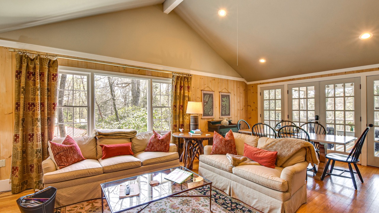 Photo of Livingroom in Mirror Lake