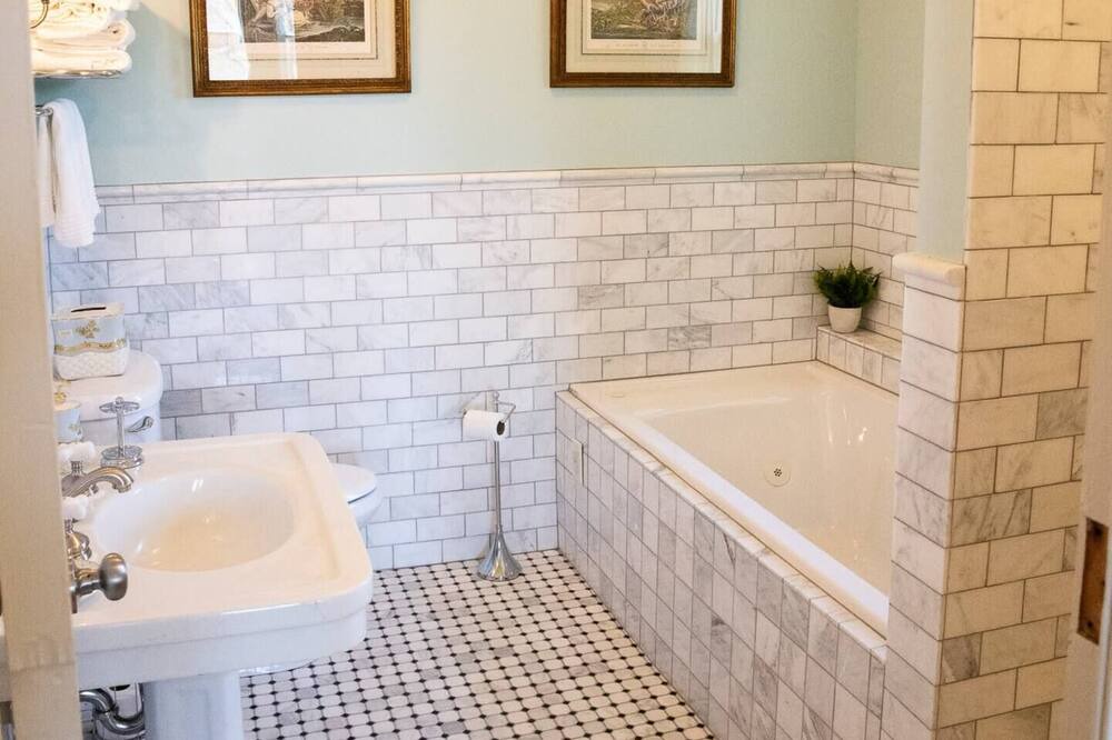 Photo of Bathroom in Warren