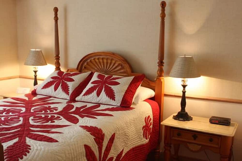 Photo of Bedroom in Historic Lahaina Front Street