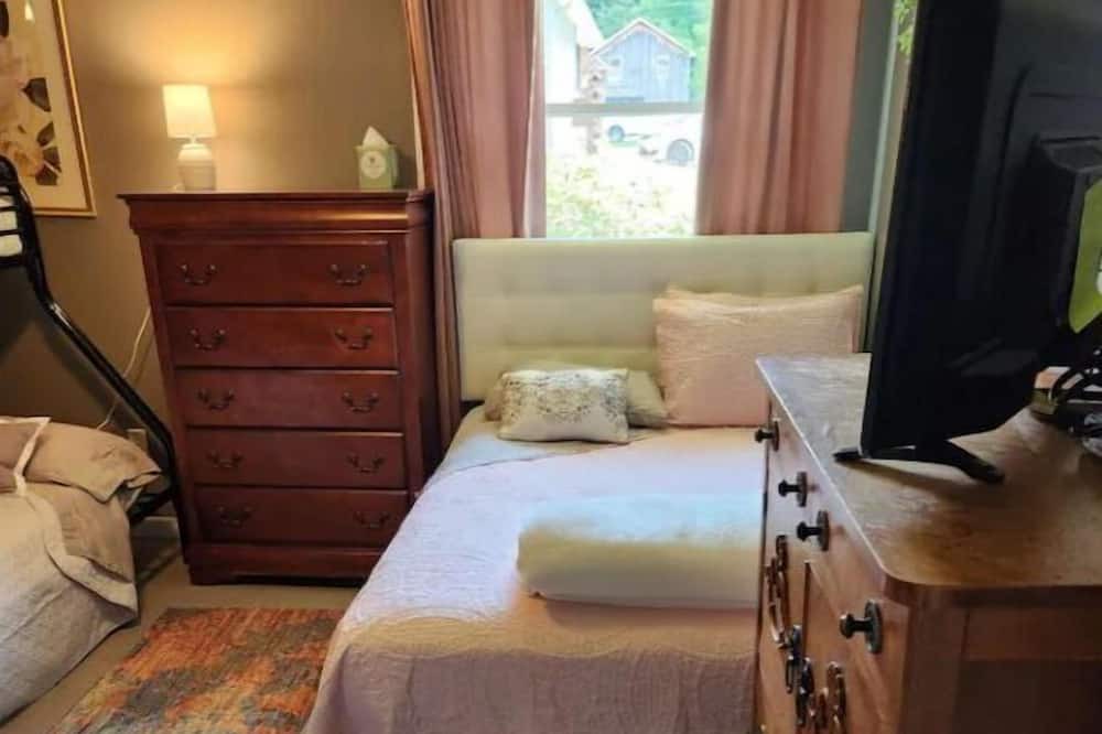 Photo of Bedroom in Crittenden