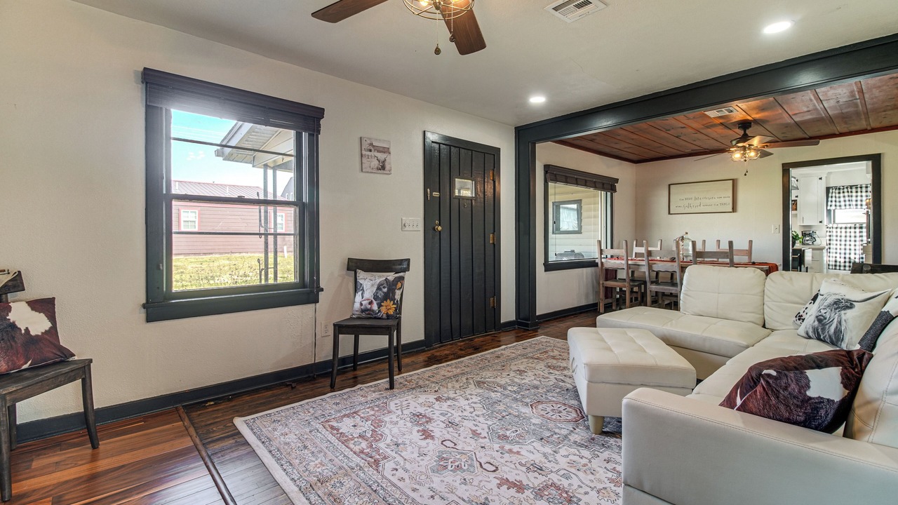Photo of Livingroom in Langley