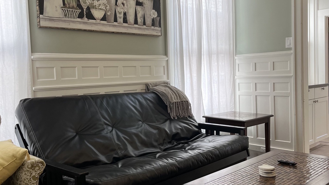 Photo of Bedroom in Front Park