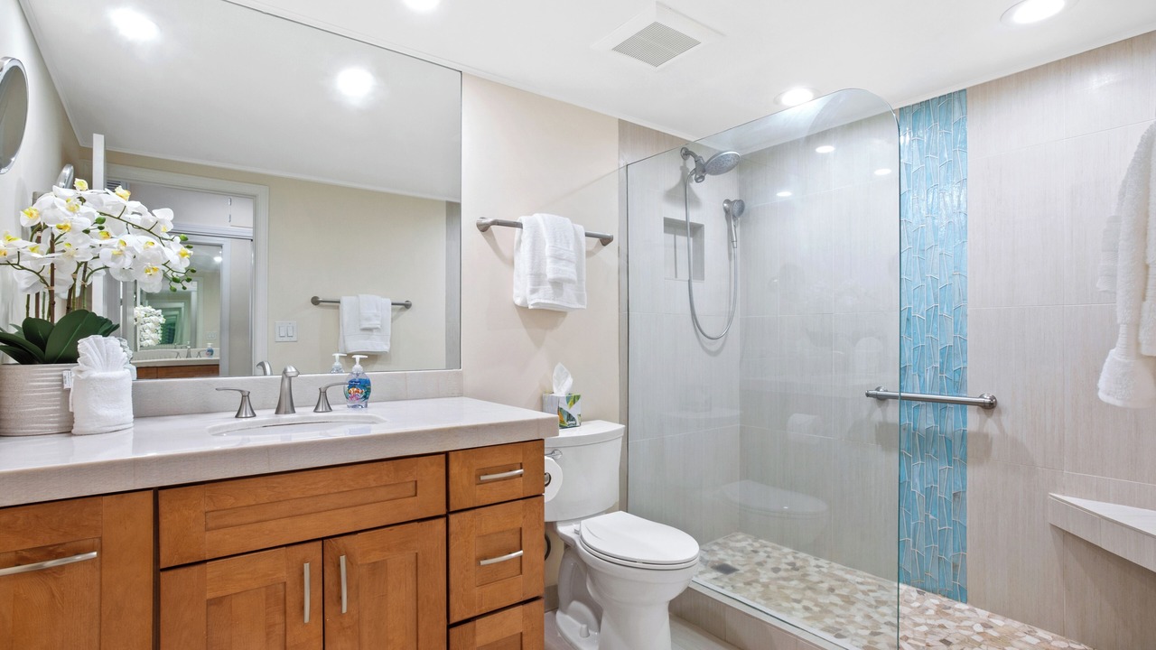 Photo of Bathroom in Historic Lahaina Front Street