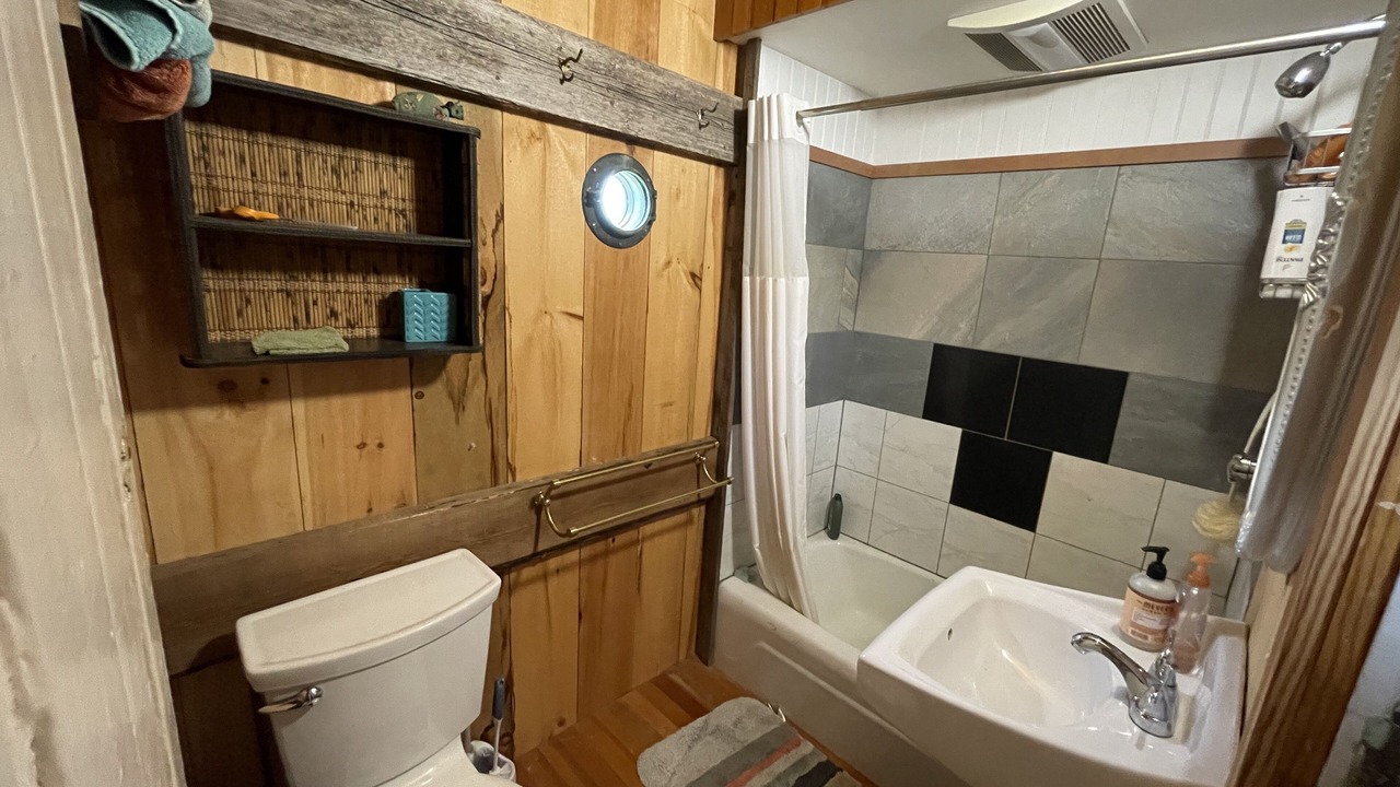 Photo of Bathroom in Vinalhaven