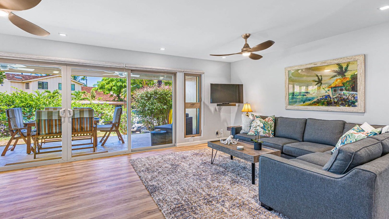 Photo of Livingroom in Historic Lahaina Front Street