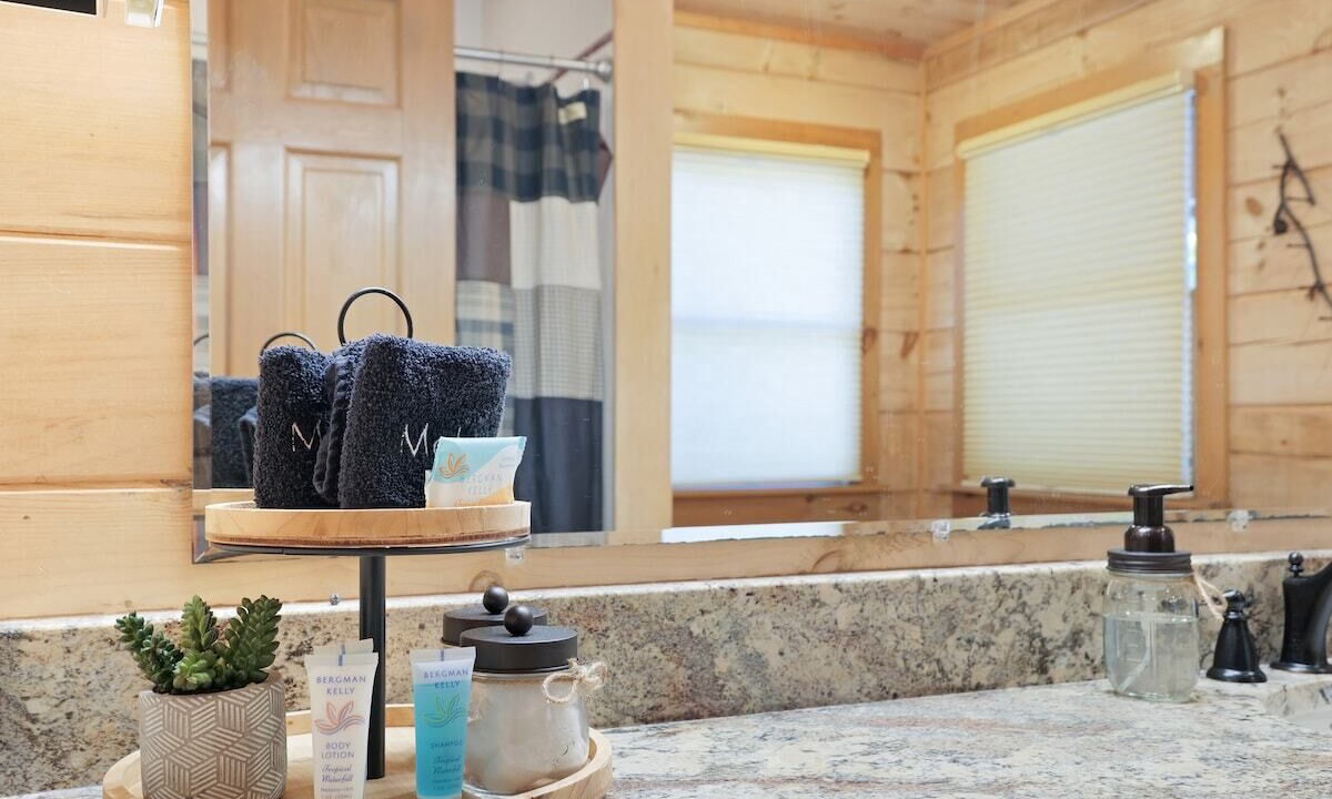 Photo of Bathroom in Cherry Log