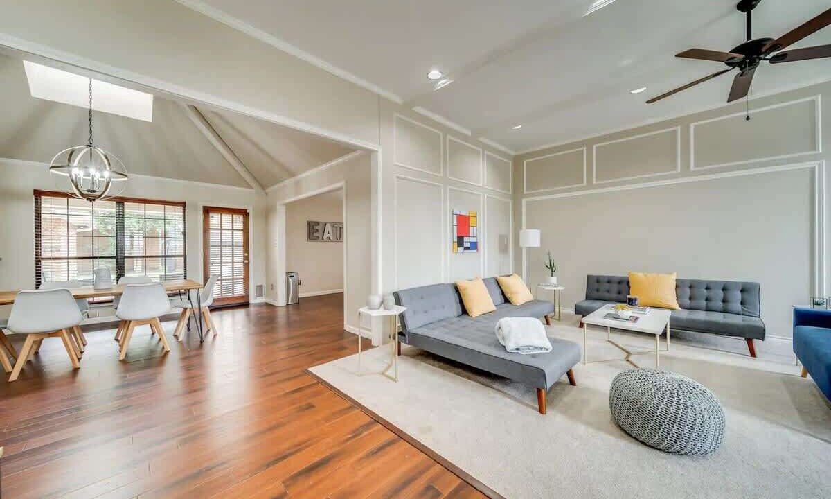 Photo of Livingroom in Far North Dallas