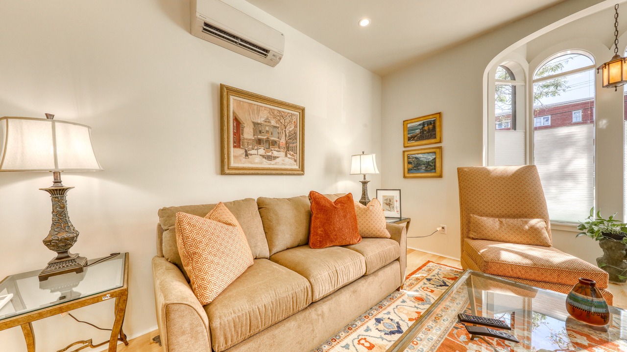 Photo of Livingroom in East Bayside