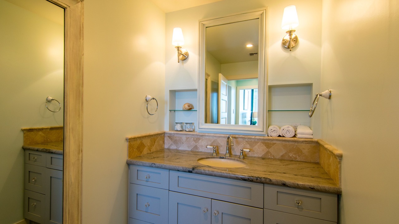 Photo of Bathroom in Historic Lahaina Front Street