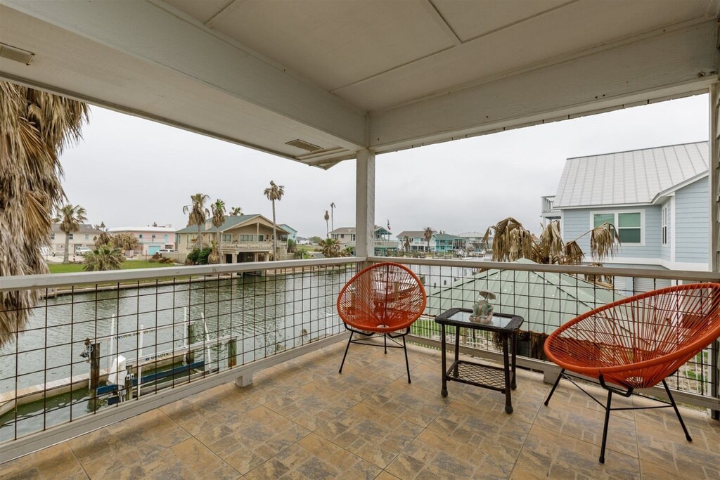 Photo of Patio Balcony in City-by-the Sea