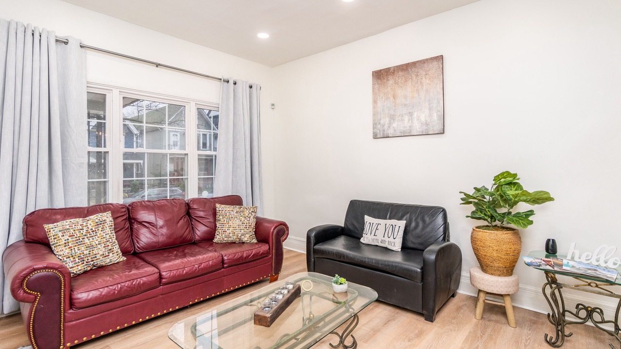 Photo of Livingroom in Front Park