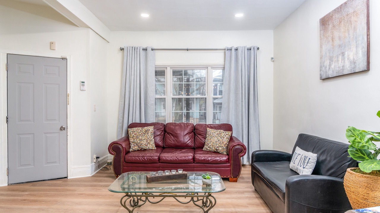 Photo of Livingroom in Front Park