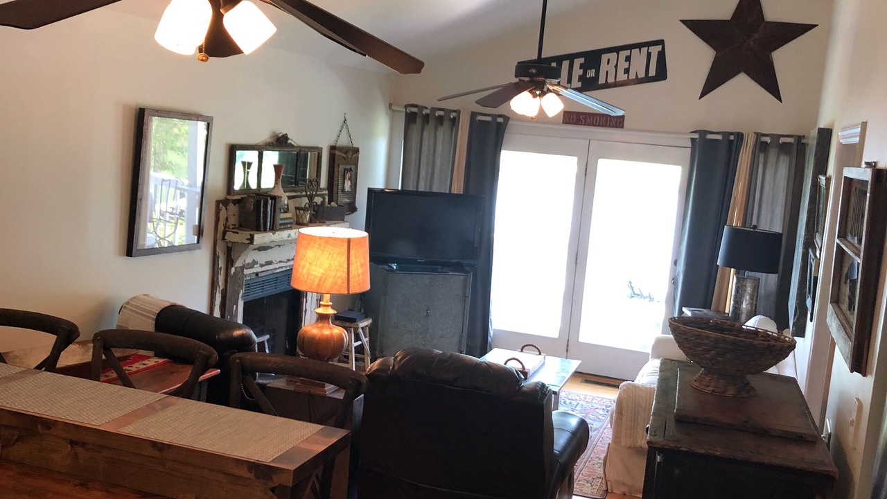 Photo of Livingroom in Hiawassee