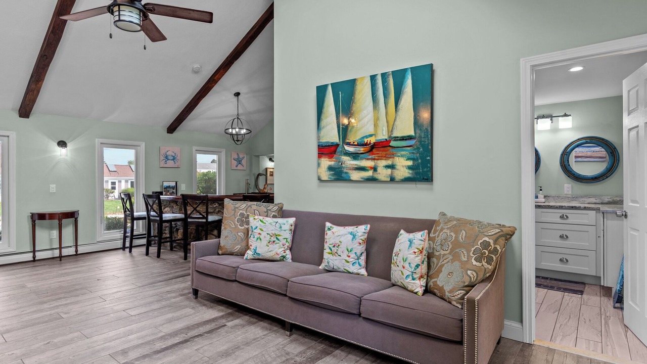 Photo of Livingroom in Eastward Look