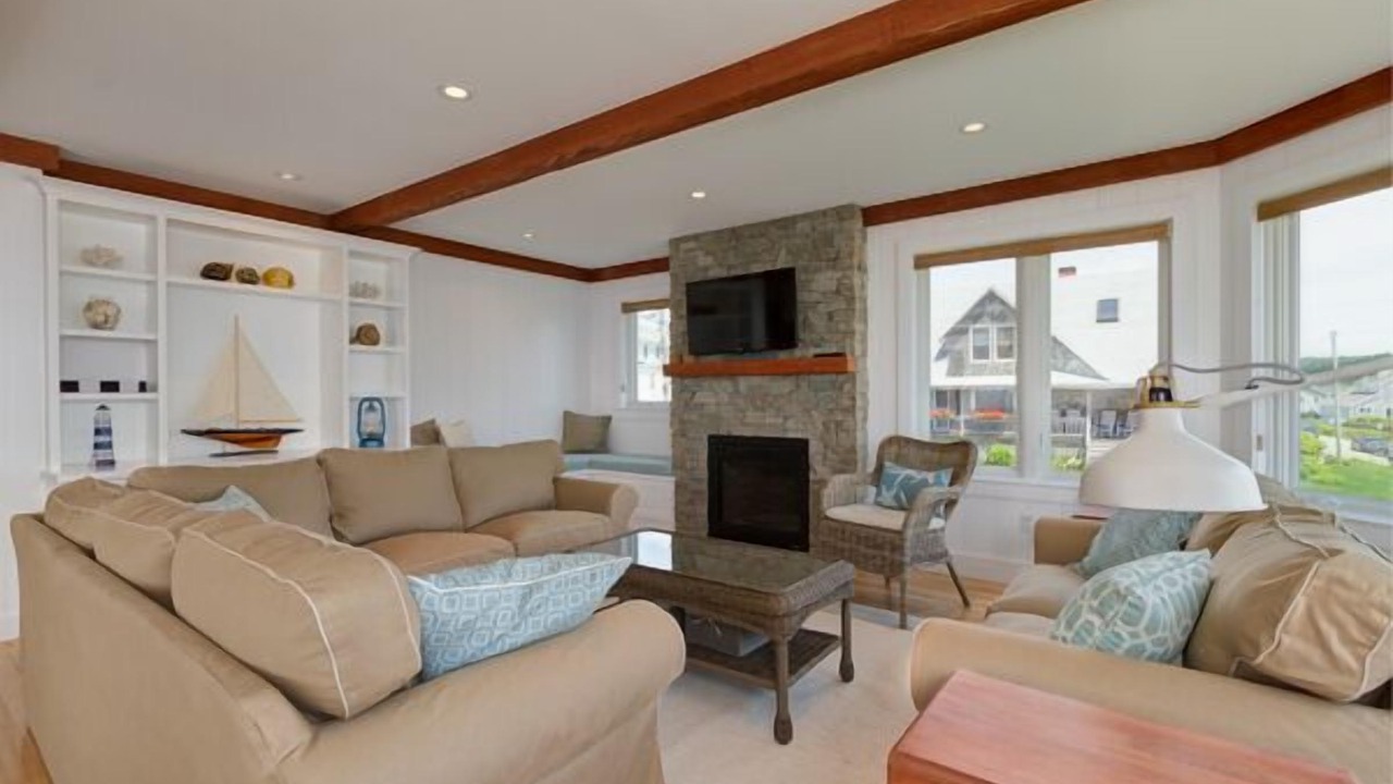 Photo of Livingroom in Higgins Beach