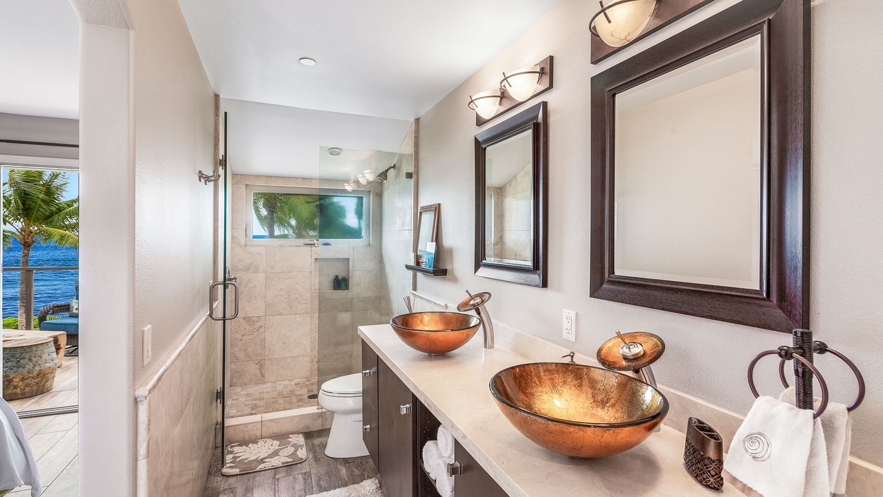 Photo of Bathroom in Downtown Lahaina