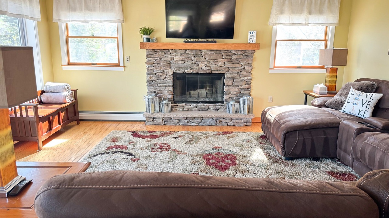 Photo of Livingroom in Queensbury