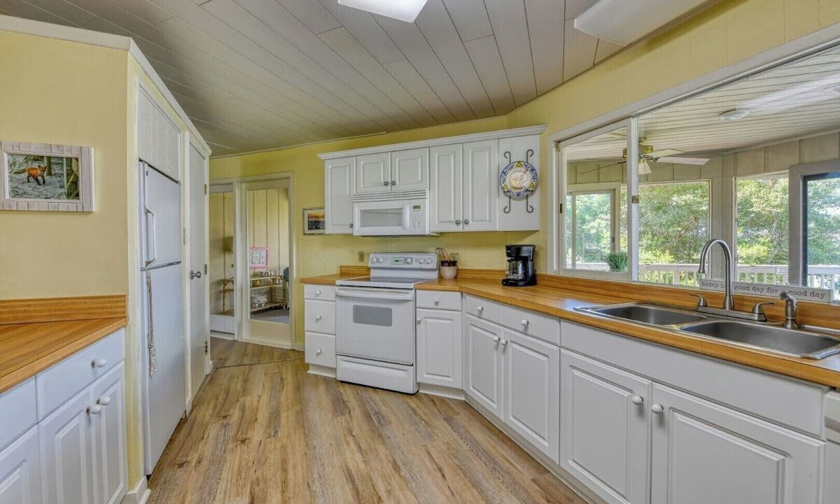 Photo of Kitchen in Inlet Harbour