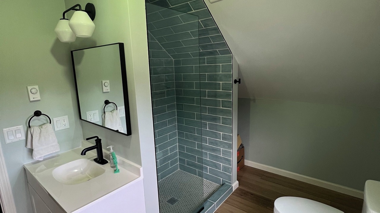 Photo of Bathroom in Farmersville Station