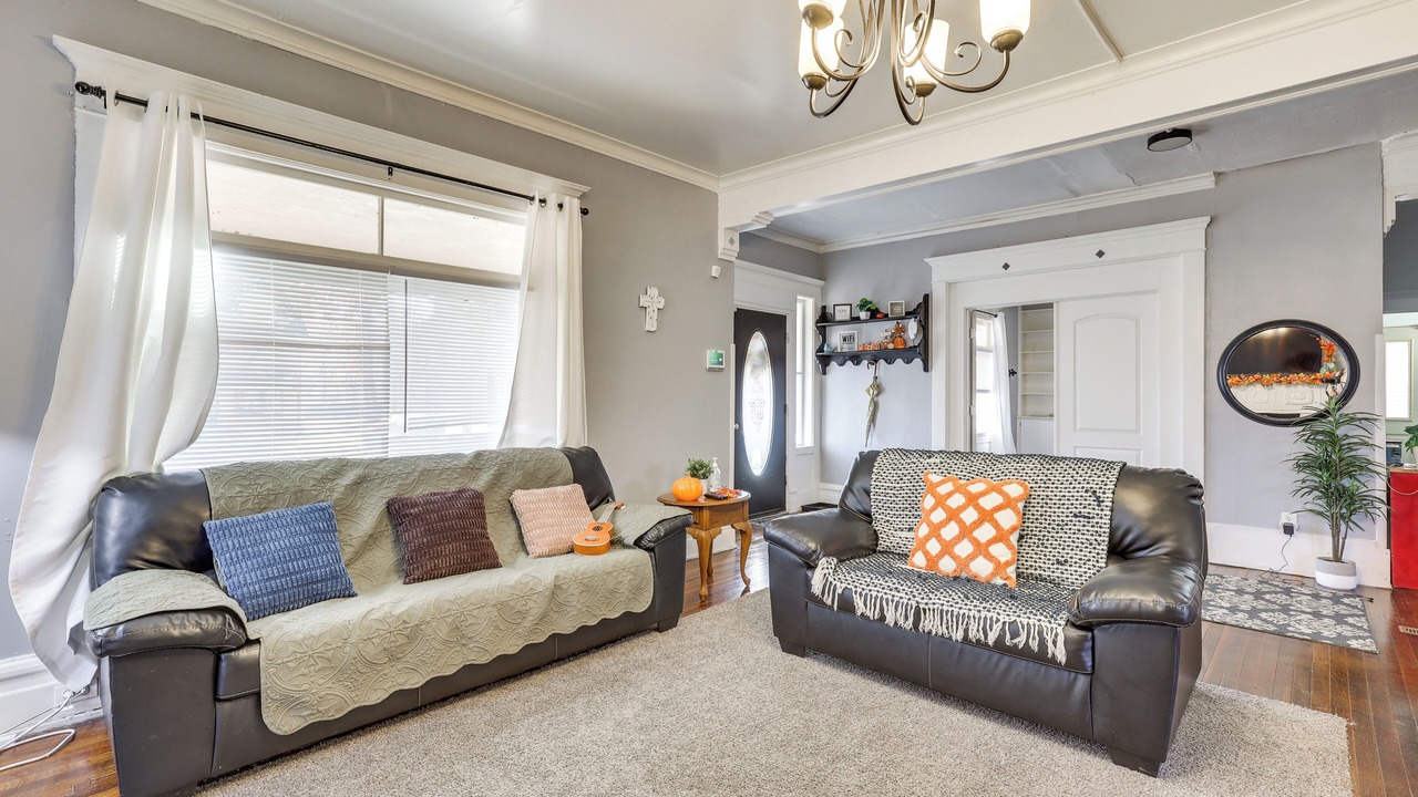 Photo of Livingroom in Youngstown