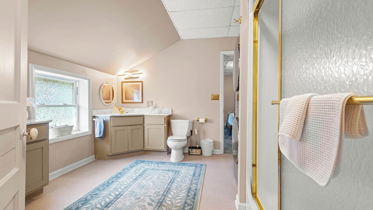 Photo of Bathroom in Town of Aurora