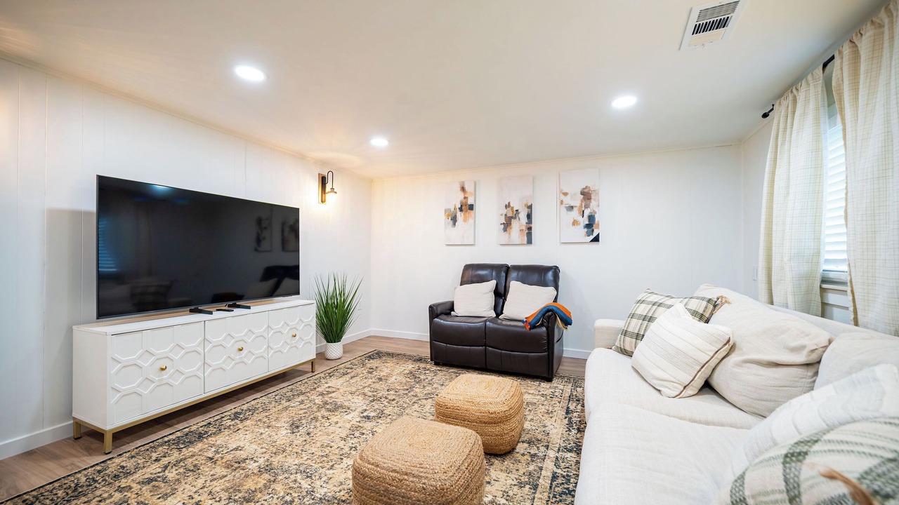 Photo of Livingroom in Summit Station