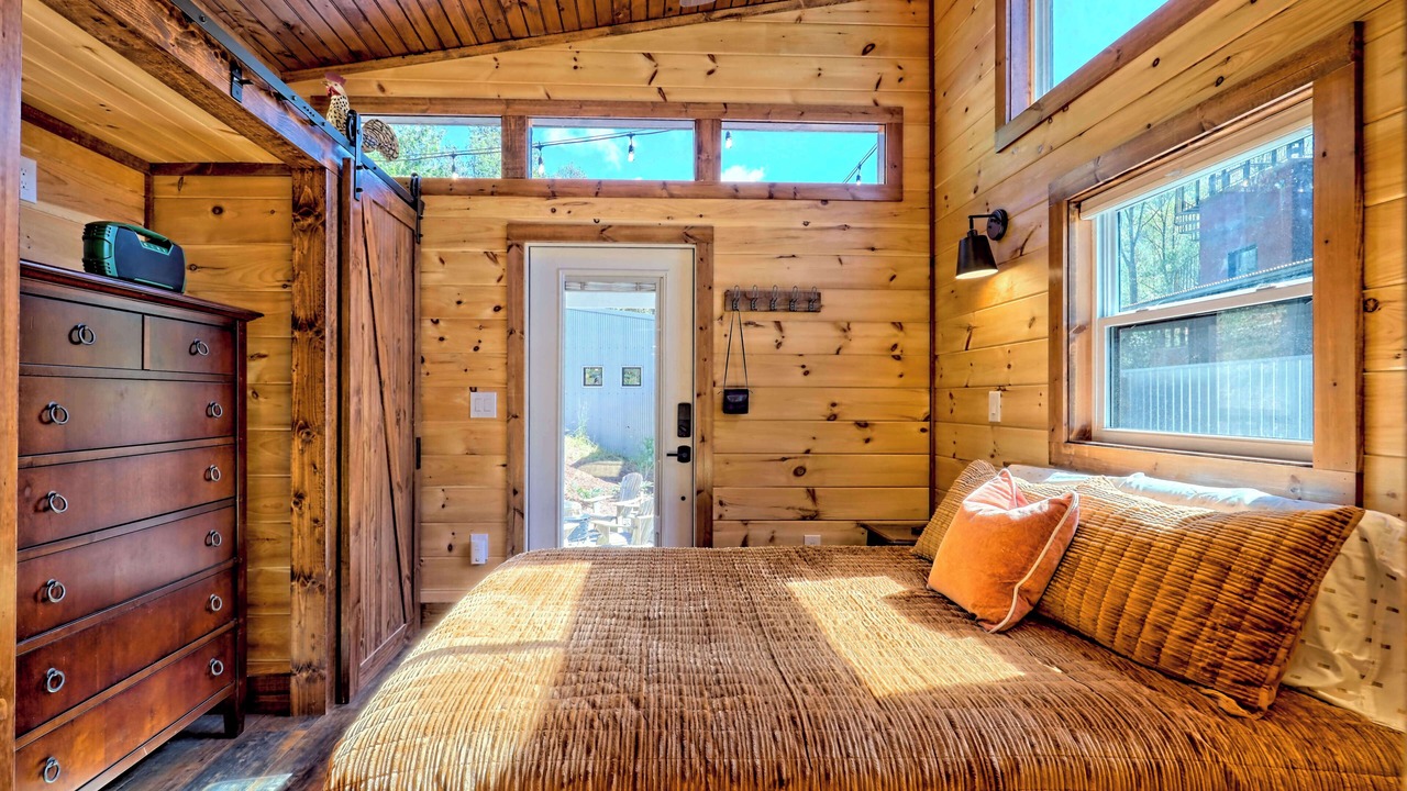 Photo of Bedroom in Hayesville