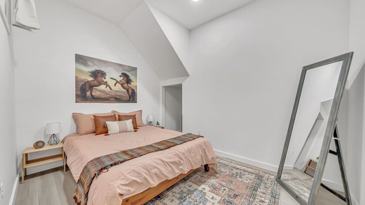 Photo of Bedroom in Front Park