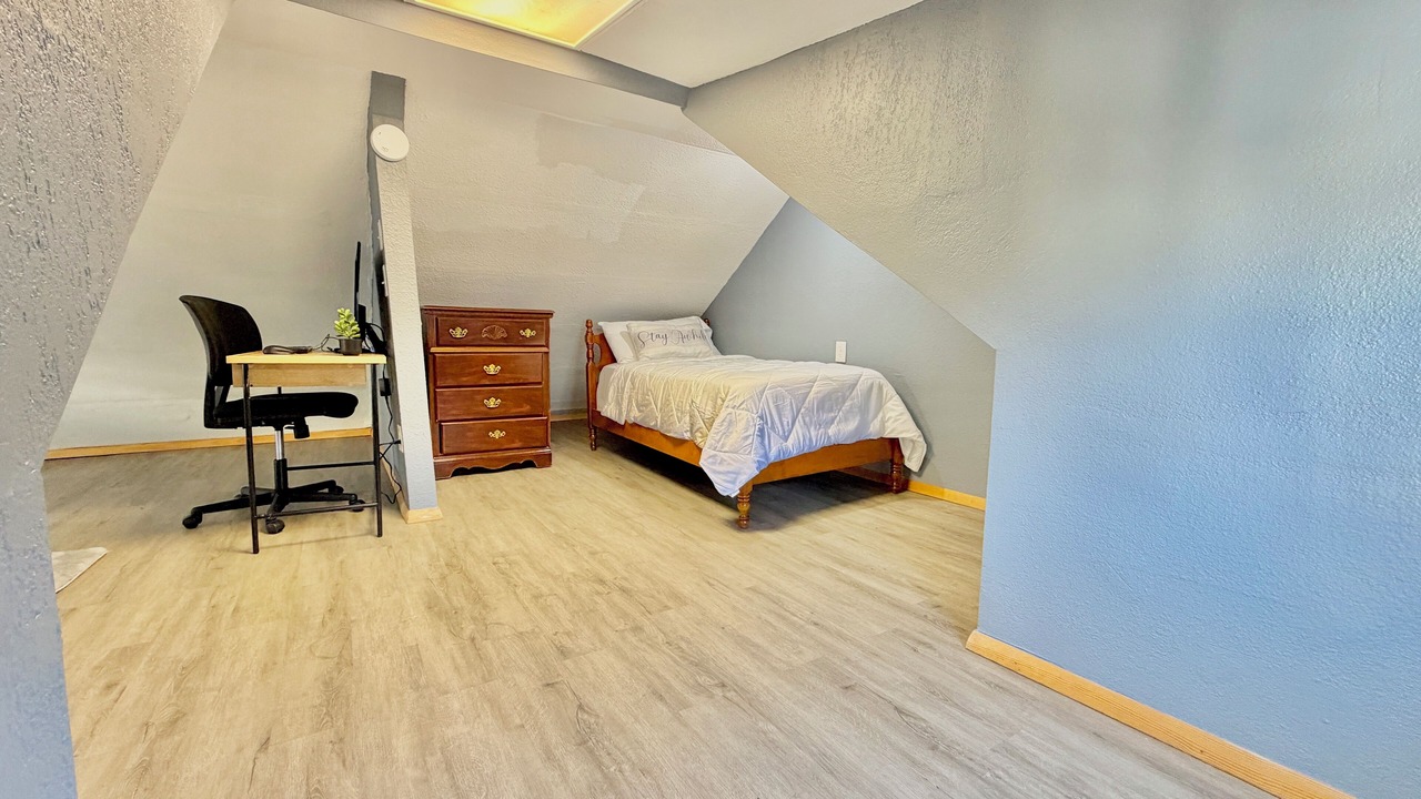 Photo of Bedroom in Front Park