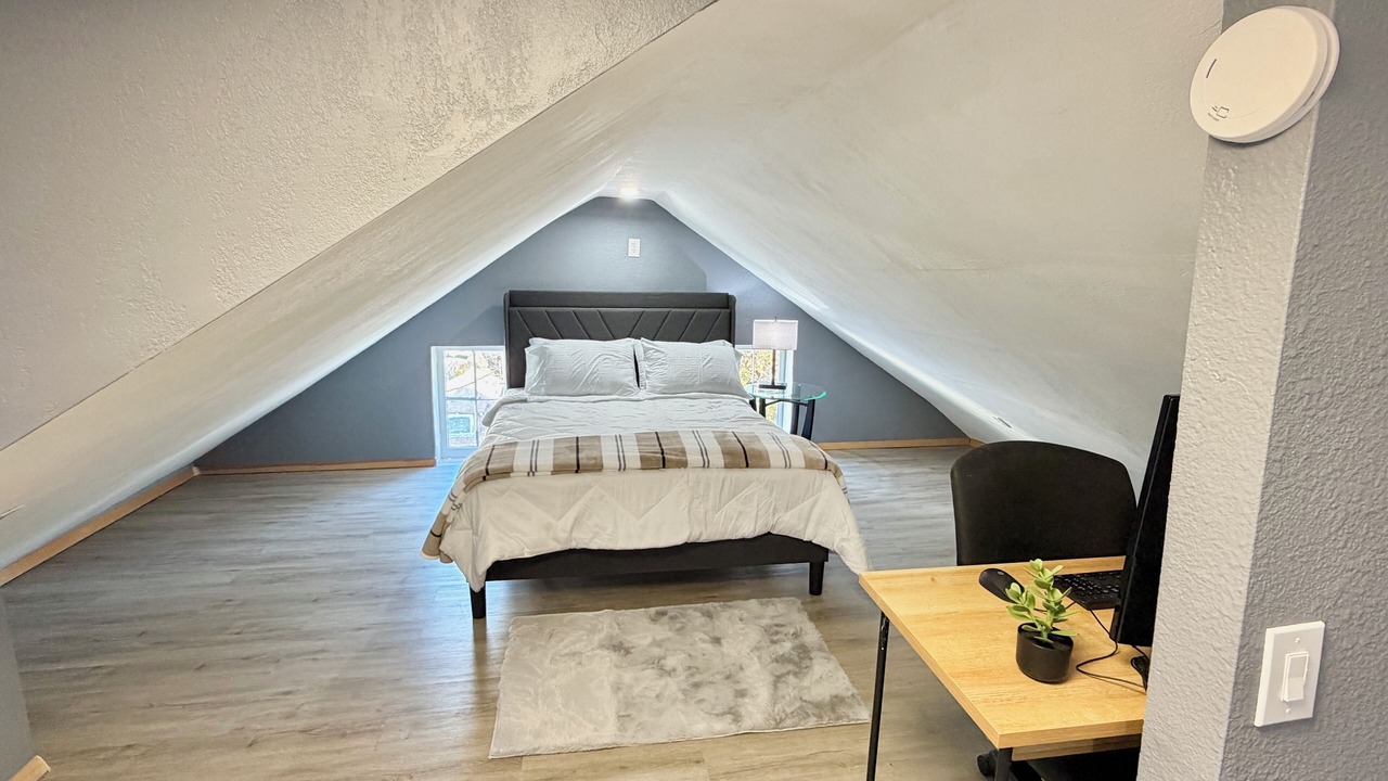 Photo of Bedroom in Front Park