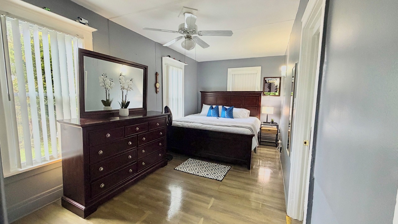 Photo of Bedroom in Front Park