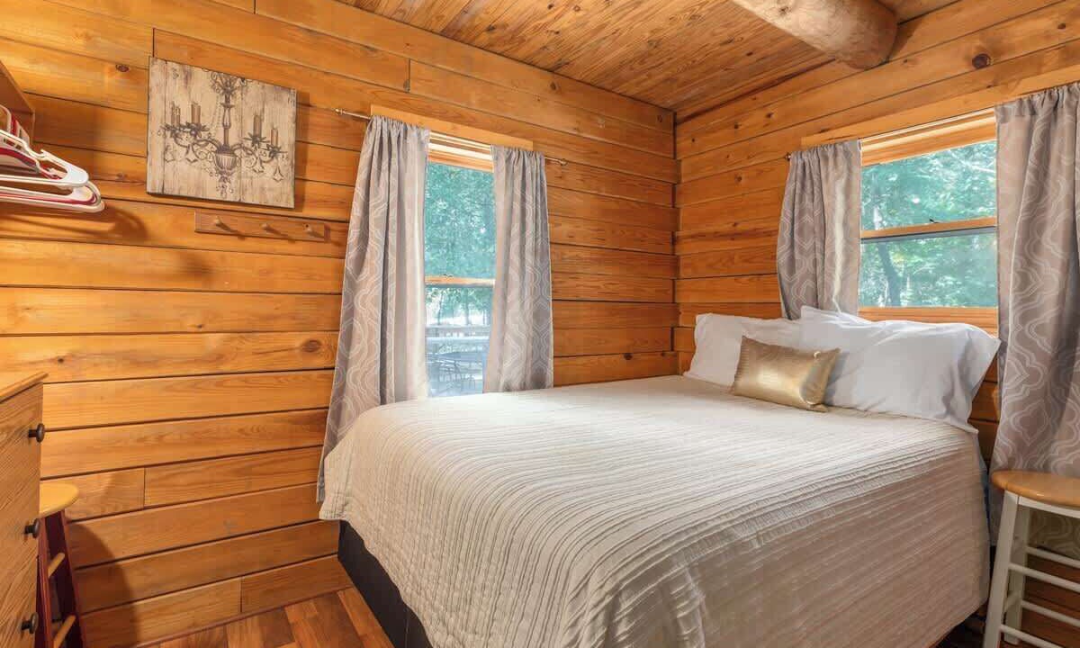 Photo of Bedroom in Shell Knob